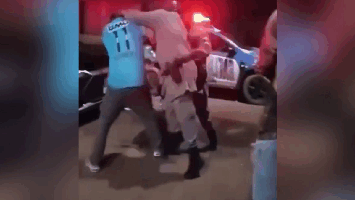Vídeo mostra homem sendo agredido por PMs durante abordagem (Foto: Reprodução)