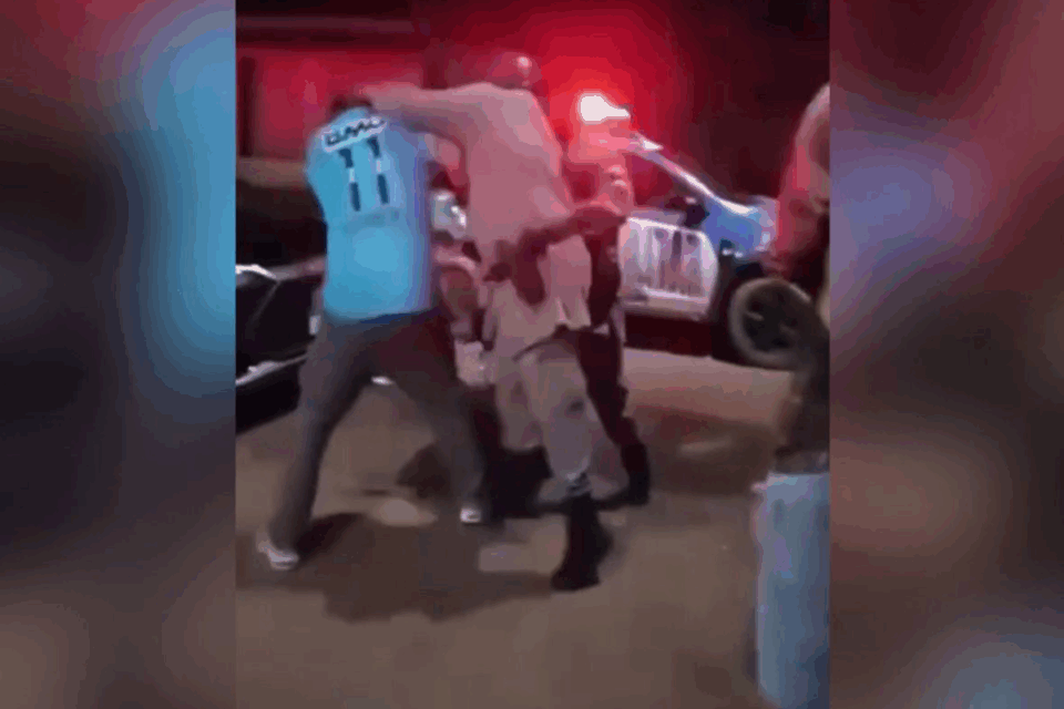 Vídeo mostra homem sendo agredido por PMs durante abordagem (Foto: Reprodução)