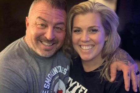 Viúva corta pele com tatuagem do marido morto e a emoldura em homenagem; foto Desenho é o capacete de um time transformado em uma caveira