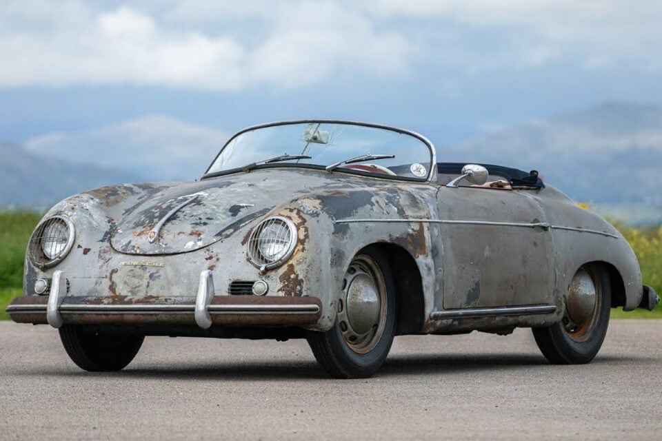 Porsche raro que estava abandonado em celeiro é vendido por R$ 3 milhões; veja fotos Veículo de 1955 estava enferrujado e lataria avariada