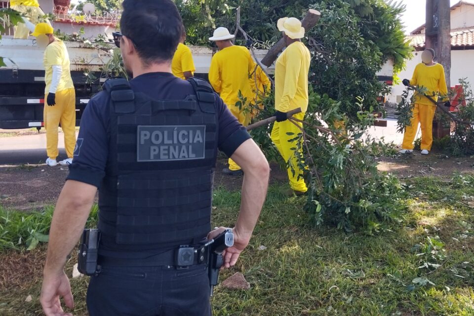 Imagem dos detentos trabalhando