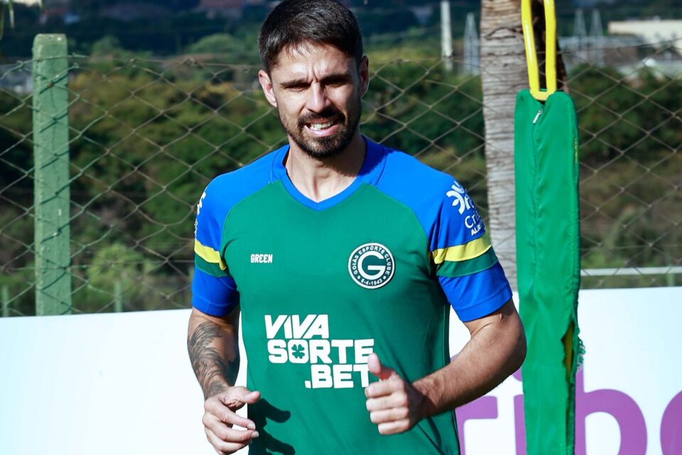 Rafael Gava poderá ser titular no meio de campo do Goiás diante do Operário-PR