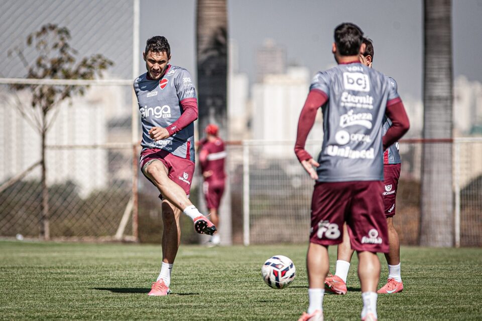 Tiago Pagnussat em treino no Vila Nova