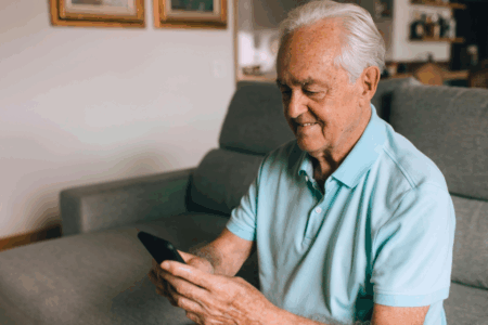 Imagem de uma pessoa idosa mexendo no celular