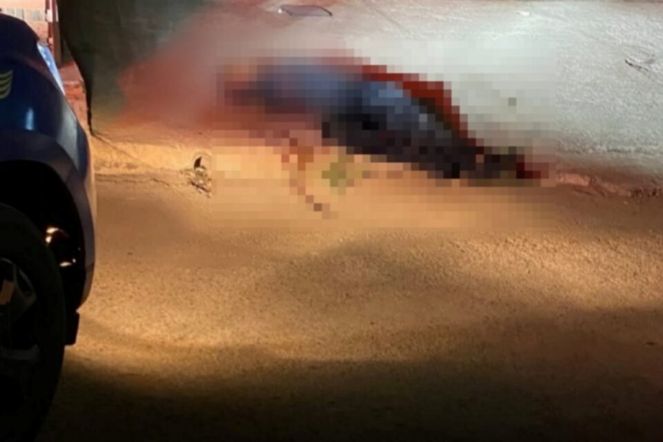 Imagem do corpo do jovem encontrado com golpes de faca