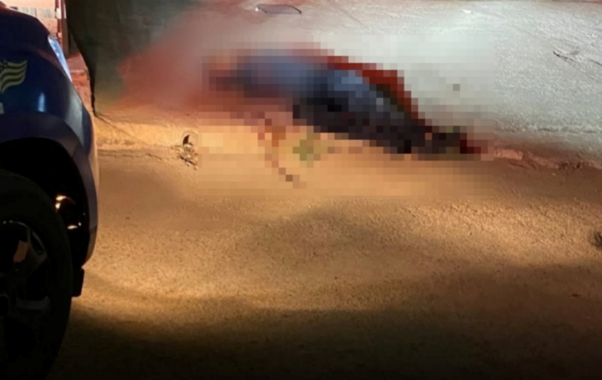 Imagem do corpo do jovem encontrado com golpes de faca