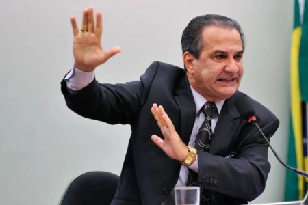 “Eu sou um líder religioso, não sou bandido”, diz Malafaia Pastor teve celular apreendido pela PF e não pode deixar o país