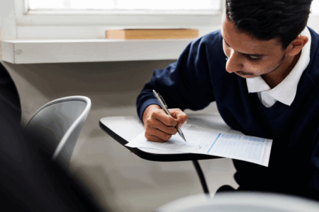 Imagem de um homem escrevendo em uma prova