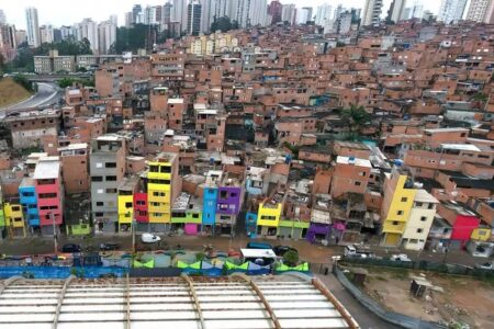 Golpistas se passam por PCC para extorquir dinheiro de moradores em São Paulo Ligações citam caso de policial baleado na favela