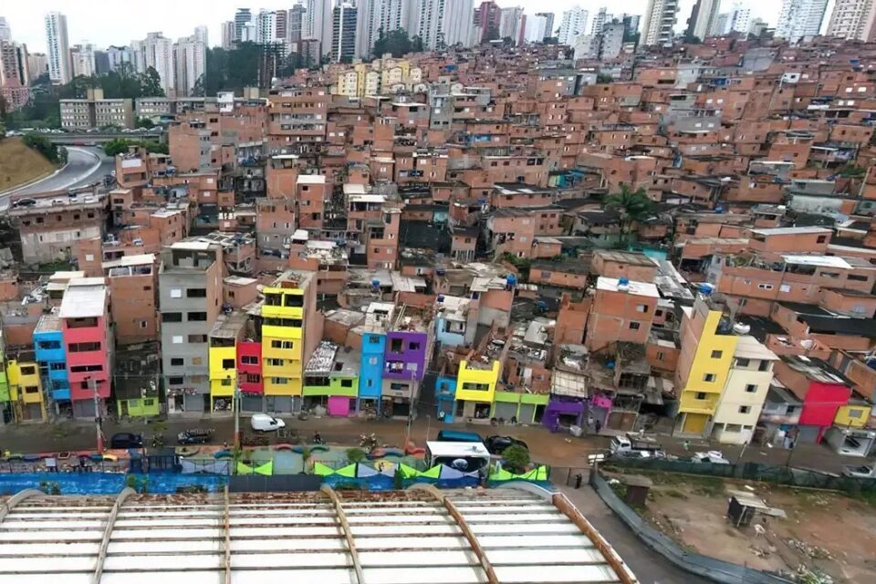 Golpistas se passam por PCC para extorquir dinheiro de moradores em São Paulo Ligações citam caso de policial baleado na favela