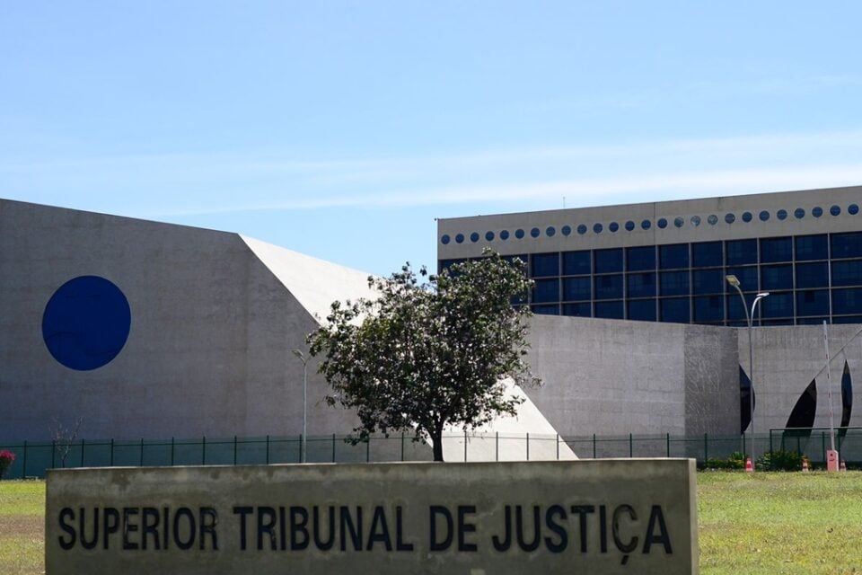 STJ afasta exclusão da aposentadoria de policiais goianos condenados por tortura