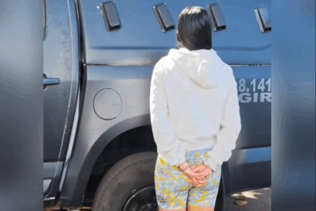 Mulher presa com cinco peças de cocaína (Foto: Reprodução)