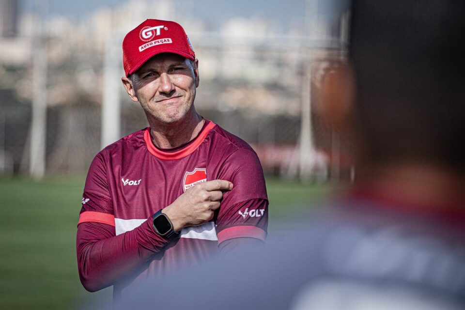 Paulo Turra em treino no Vila Nova