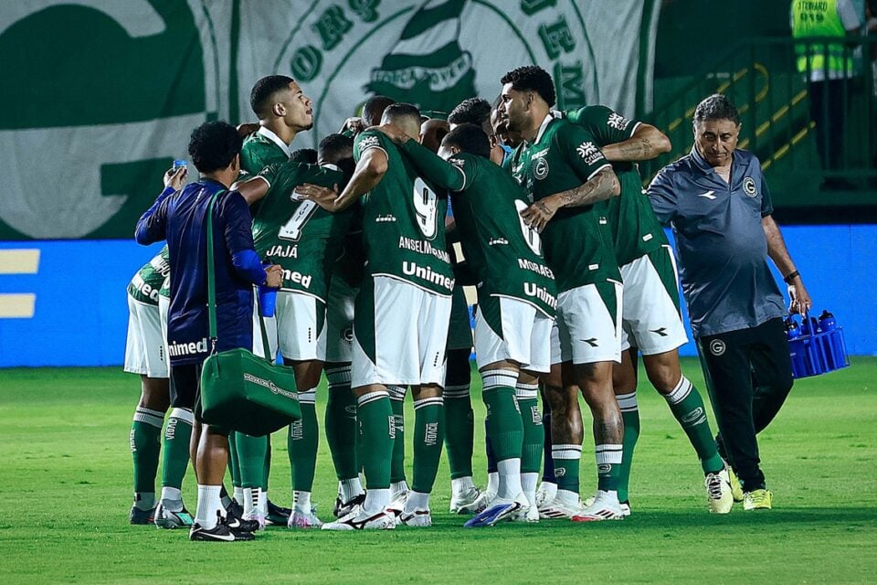 Jogadores do Goiás em partida na Série B