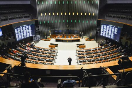 Câmara dos Deputados aprova urgência de projeto que amplia isenção no Imposto de Renda Governo Lula vinha pressionando pela votação