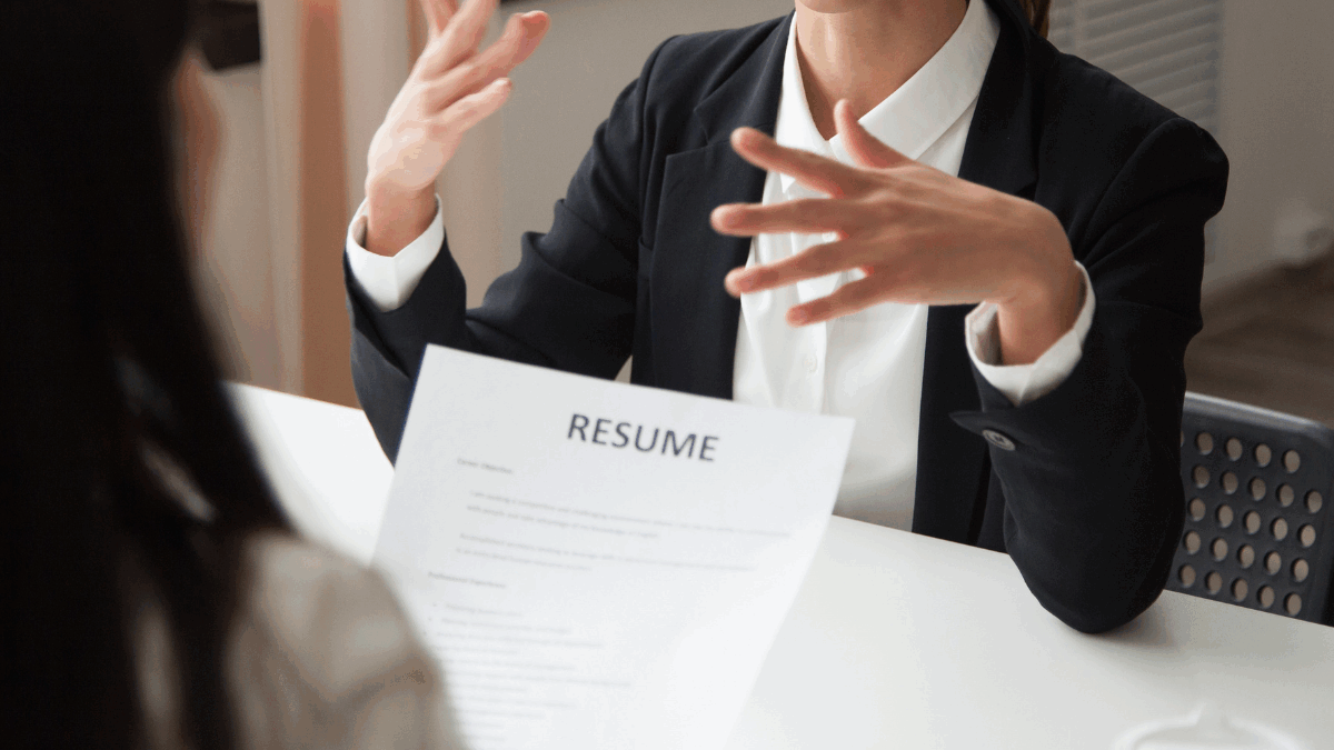 Imagem e uma pessoa durante uma entrevista de emprego