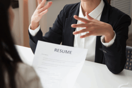 Imagem e uma pessoa durante uma entrevista de emprego