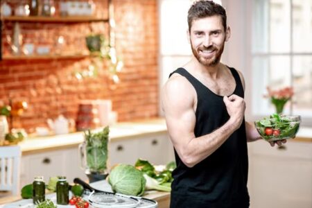 Ganho muscular com dieta vegana é igual ao da onívora? Saiba tudo Pesquisa mostra se a origem da proteína altera a força e a massa muscular