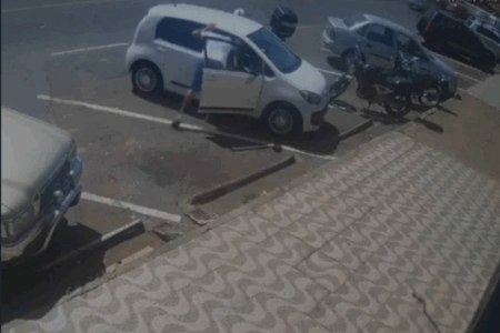 Homem flagrado agredindo o filho (Foto: Reprodução)