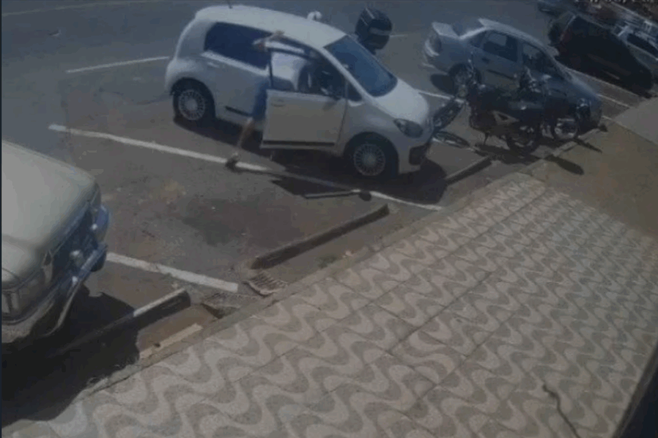 Homem flagrado agredindo o filho (Foto: Reprodução)