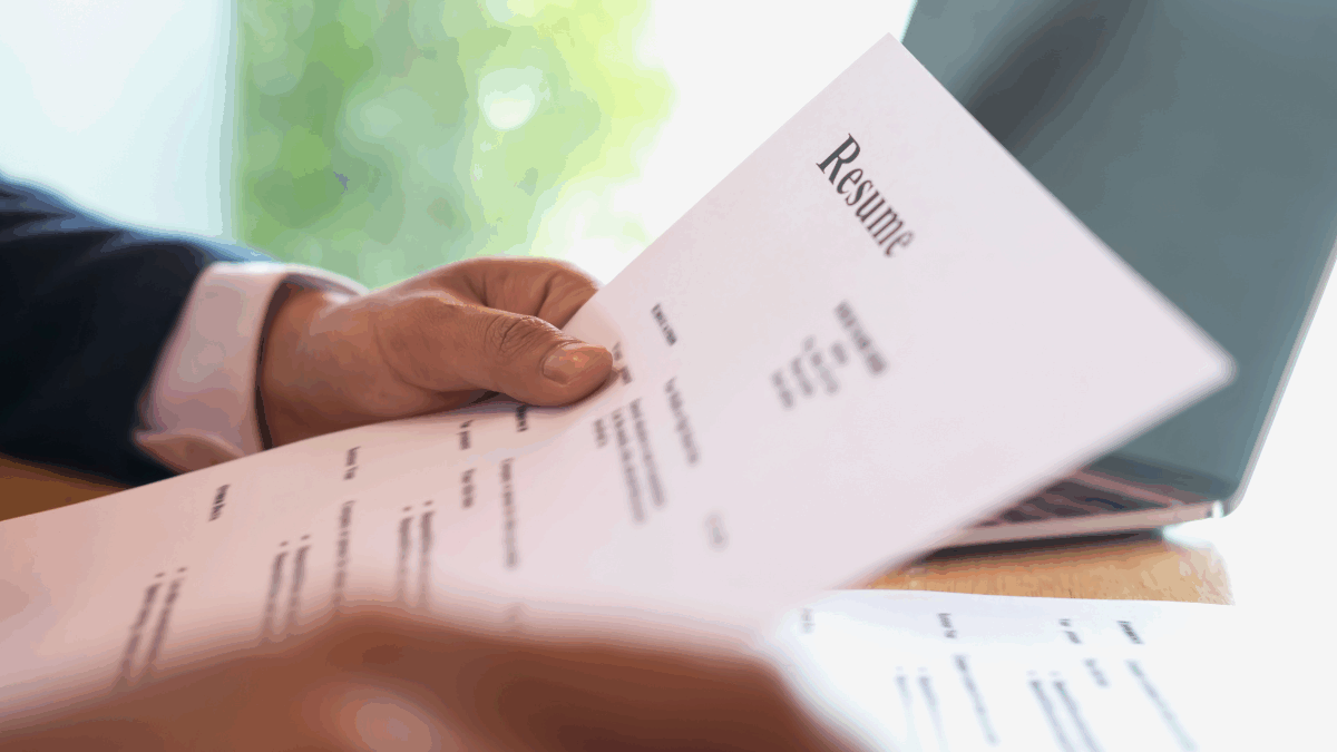 Imagem de uma pessoa analisando o currículos