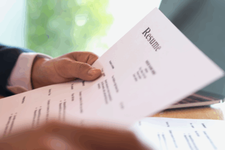 Imagem de uma pessoa analisando o currículos