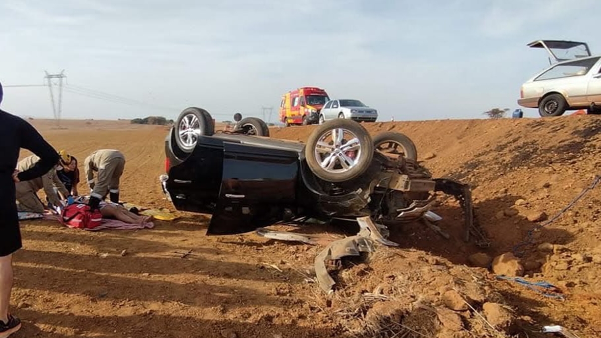 Quatro pessoas ficam feridas após veículo capotar na GO-139, em Piracanjuba