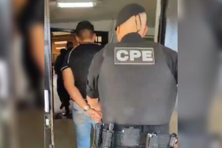 Homens são presos após tentar matar dois familiares com golpes de faca e tesoura, em Aparecida