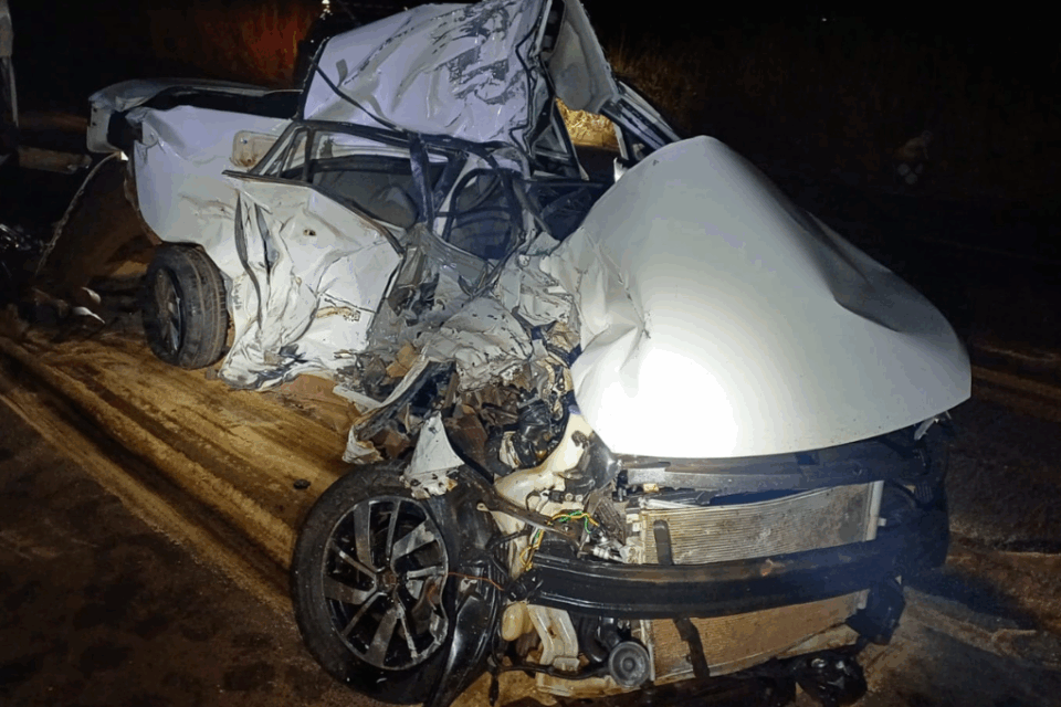 Jovem morre em grave acidente entre carro e caminhão na BR-452 em Santa Helena de Goiás