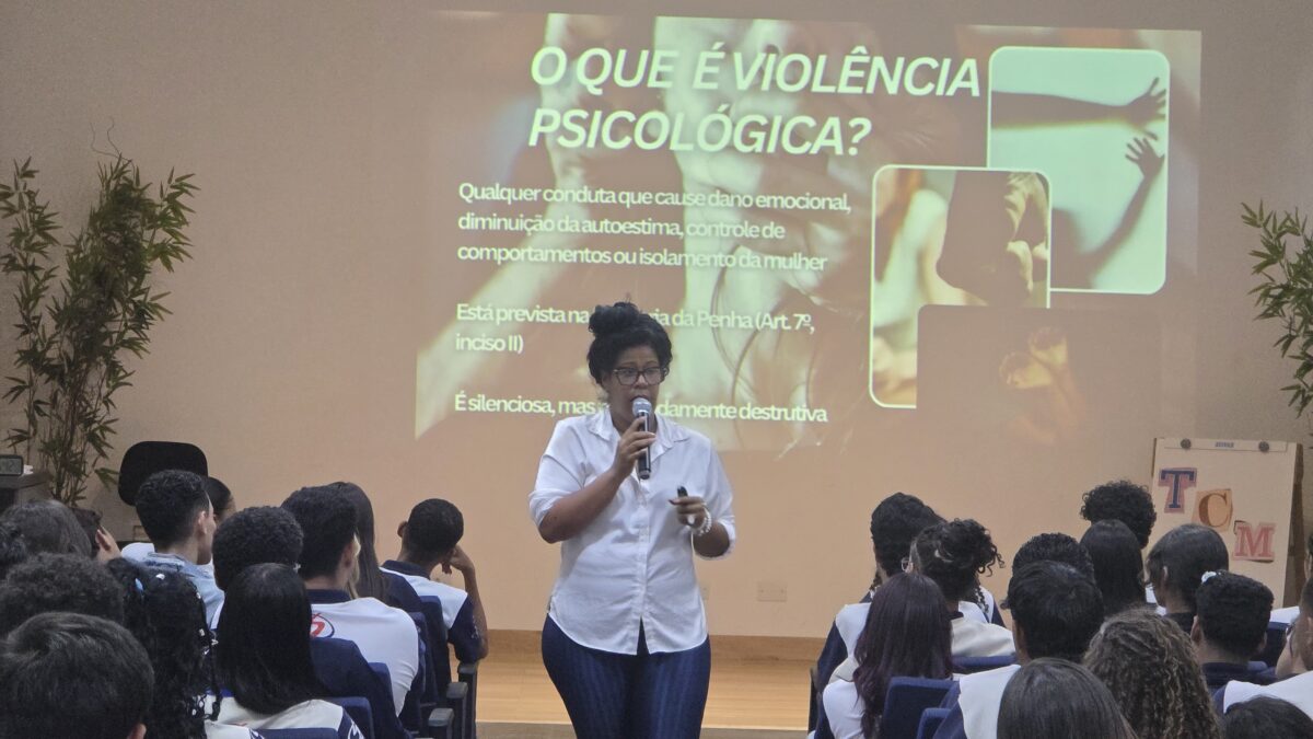 Jornalista goiana rompe o silêncio no Agosto Lilás e fala sobre violência doméstica em ciclo de palestras