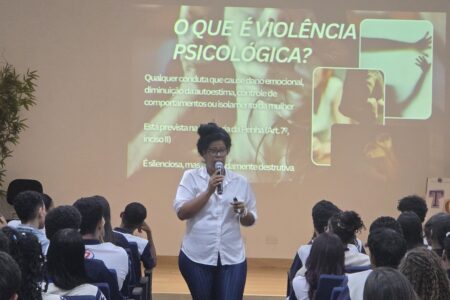 Jornalista goiana rompe o silêncio no Agosto Lilás e fala sobre violência doméstica em ciclo de palestras
