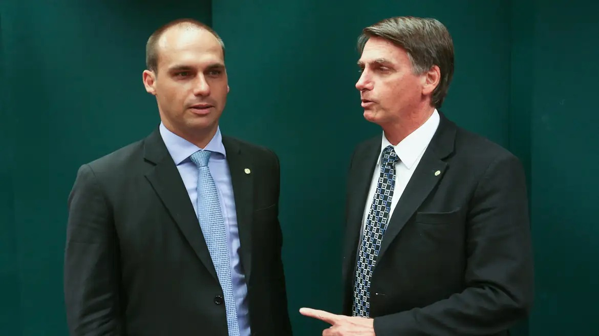 Jair e Eduardo Bolsonaro foram indiciados por obstrução de julgamento. Foto: Agência Brasil
