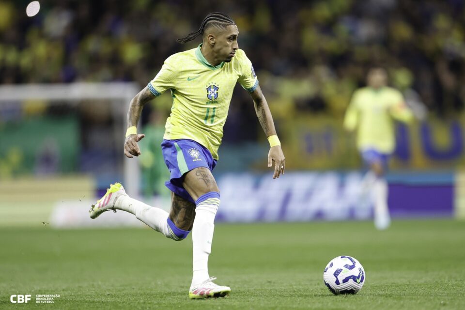 Raphinha em partida pela seleção brasileira