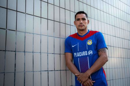 Sandro Lima, atacante do Alverca, de Portugal