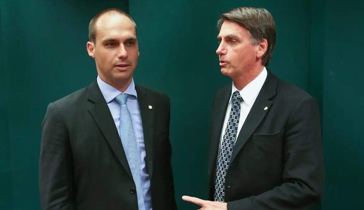 Eduardo Bolsonaro disse que prisão domiciliar é impunidade Filho do ex-presidente afirmou que 'amigos do rei' vão para suas mansões