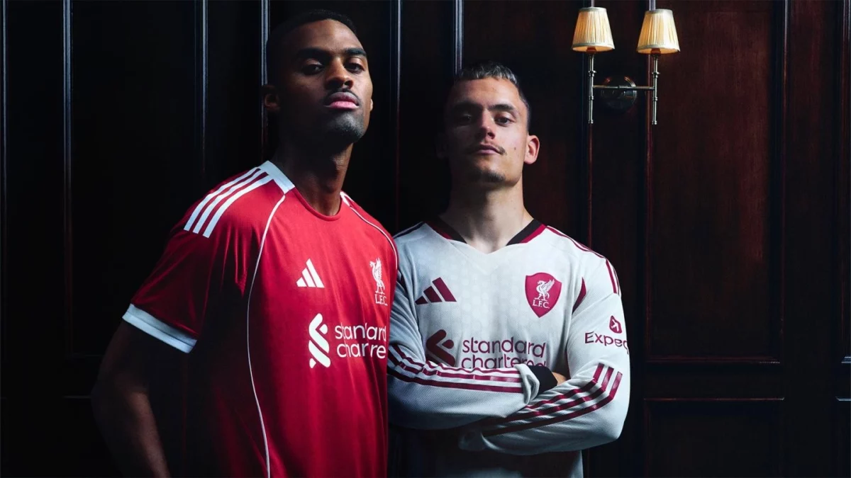 Após troca de fornecedor de material esportivo, Liverpool apresenta seus novos uniformes 1 Novas camisas do Liverpool