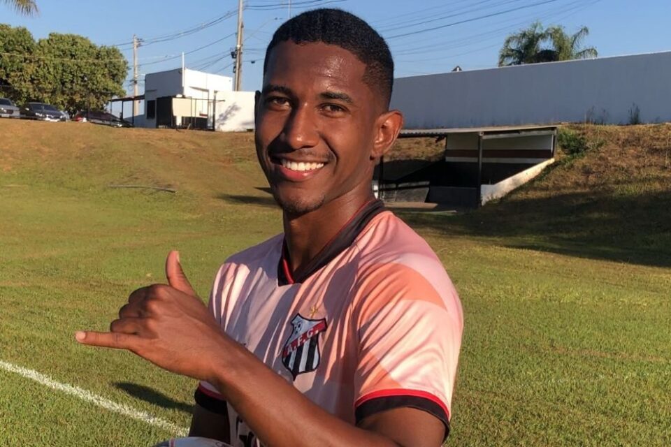Luan Sales, novo lateral-direito do Anápolis