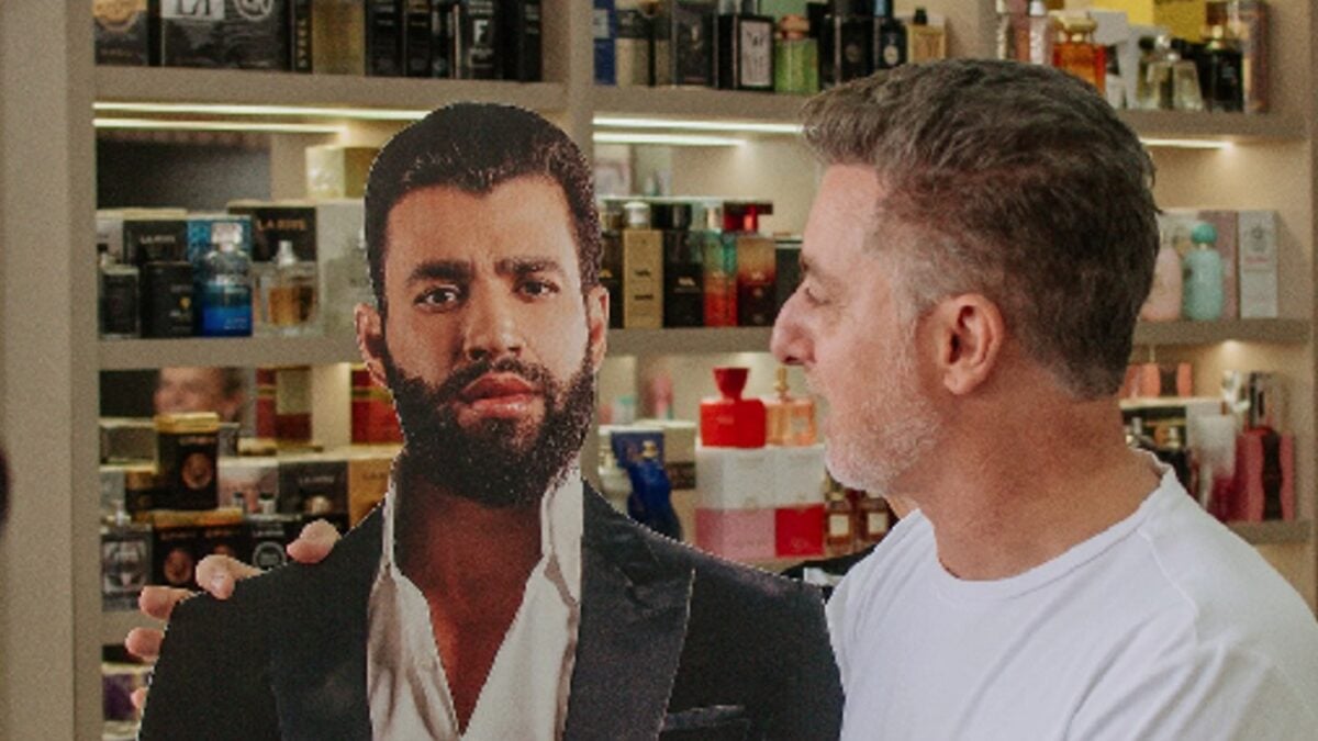 Luciano Huck 'encontra' Gusttavo Lima de papelão em Goiânia