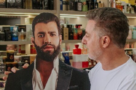 Luciano Huck 'encontra' Gusttavo Lima de papelão em Goiânia