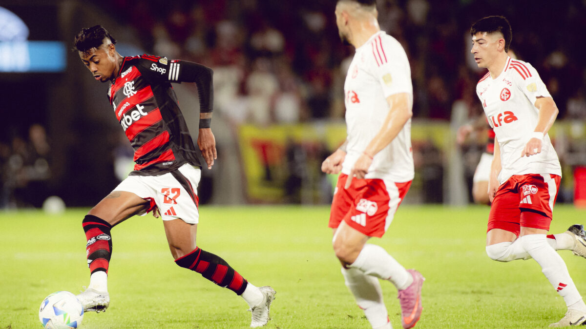 Flamengo vence Internacional e leva vantagem para jogo de volta