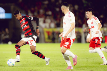 Flamengo vence Internacional e leva vantagem para jogo de volta