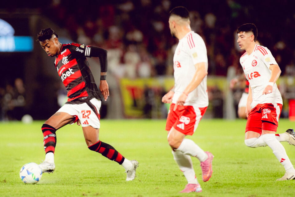 Flamengo vence Internacional e leva vantagem para jogo de volta