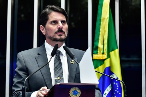Marcos do Val coloca tornozeleira eletrônica por ordem de Alexandre de Moraes Senador foi recebido pela Polícia Federal ao retornar de viagem