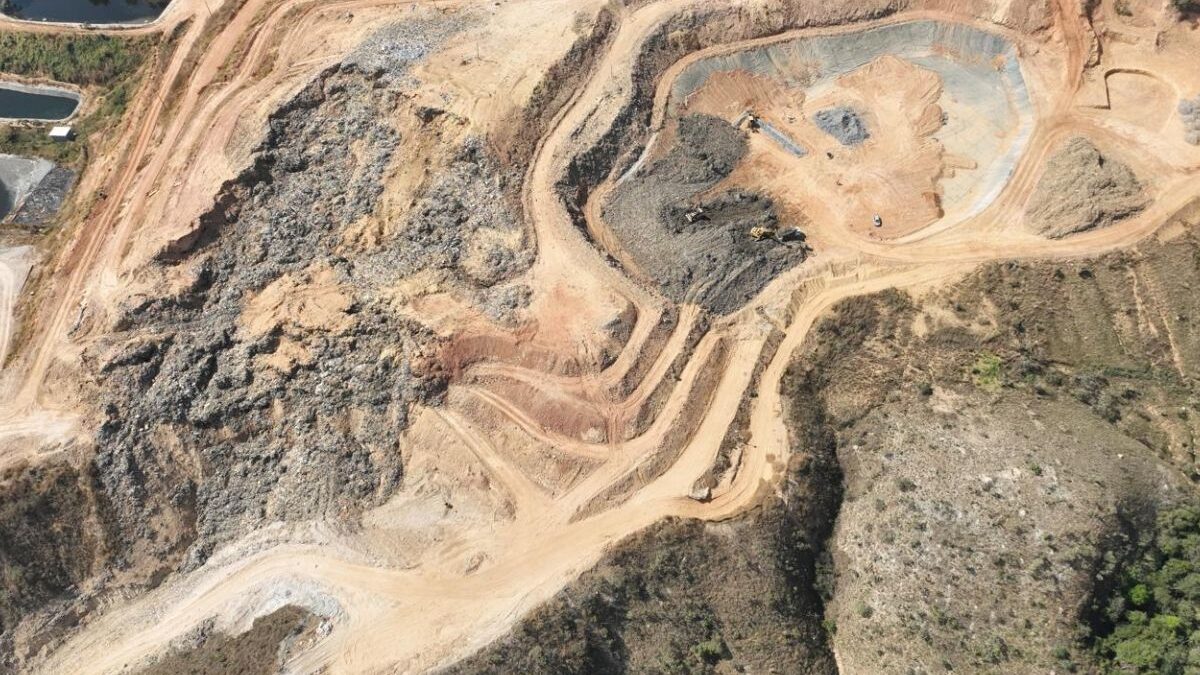 Lixão de Padre Bernardo: 35% do lixo que desmoronou já foi removido (Foto: Divulgação)