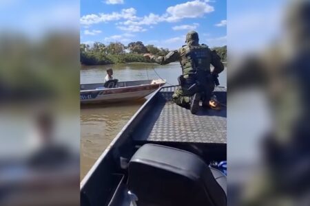 Polícia socorre família à deriva no Rio Araguaia; criança estava com anzol fisgado no nariz