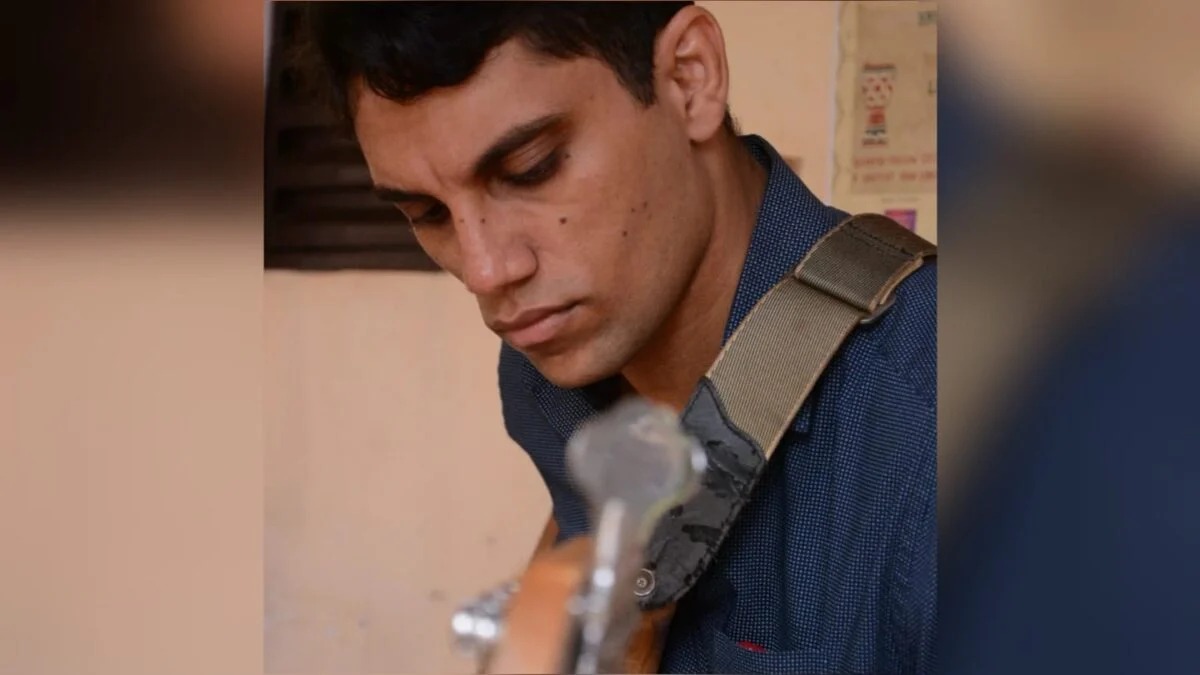 Imagem do Bruno com um violão