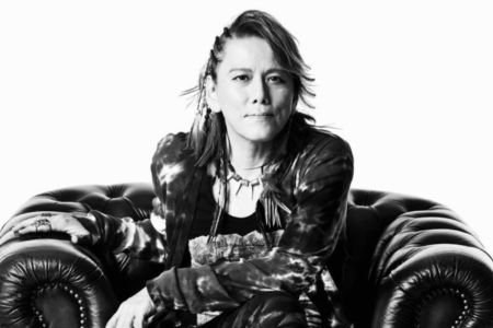 Imagem em preto e branco do cantor Nobuo Yamada