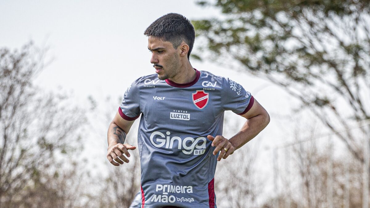 Enzo, volante do Vila Nova