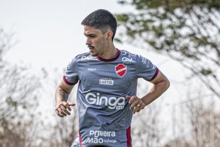 Enzo, volante do Vila Nova
