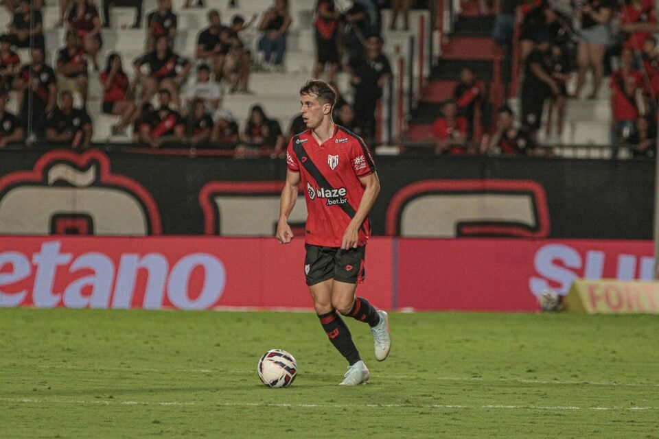 Shaylon em partida pelo Atlético Goianiense